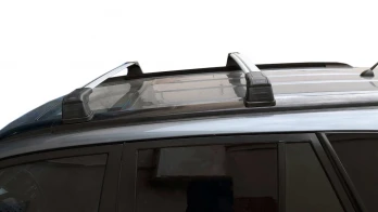 Поперечный багажник поверх интегрированых рейлингов под ключ (2 шт)