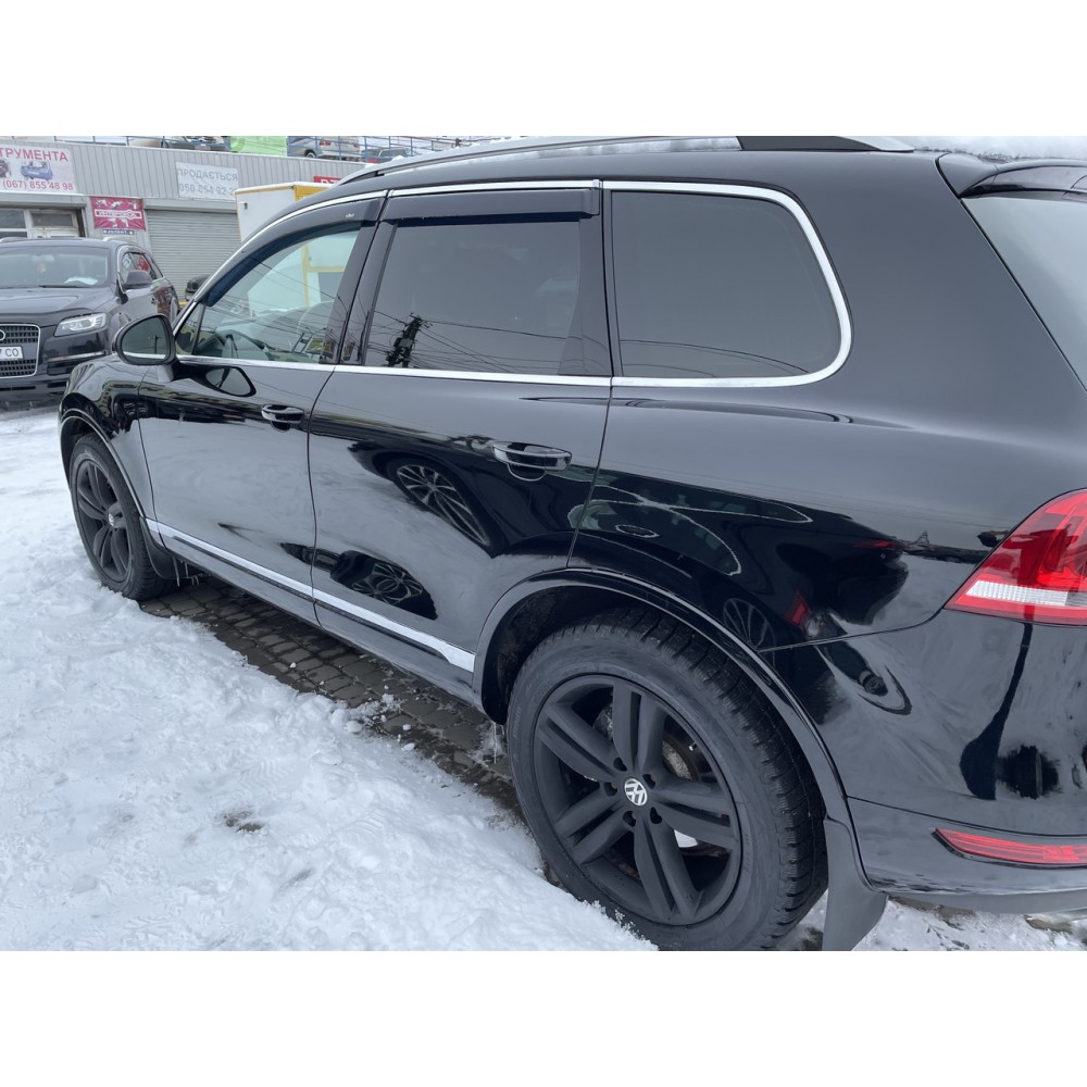 Дефлектори вікон (вітровики) Volkswagen Touareg 2010-2018 зХромМолдінгом HIC