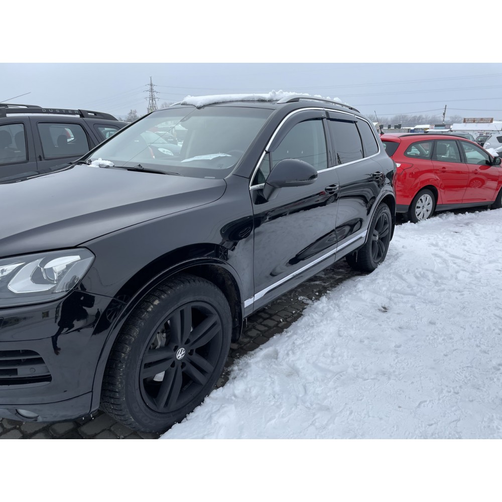 Дефлектори вікон (вітровики) Volkswagen Touareg 2010-2018 зХромМолдінгом HIC