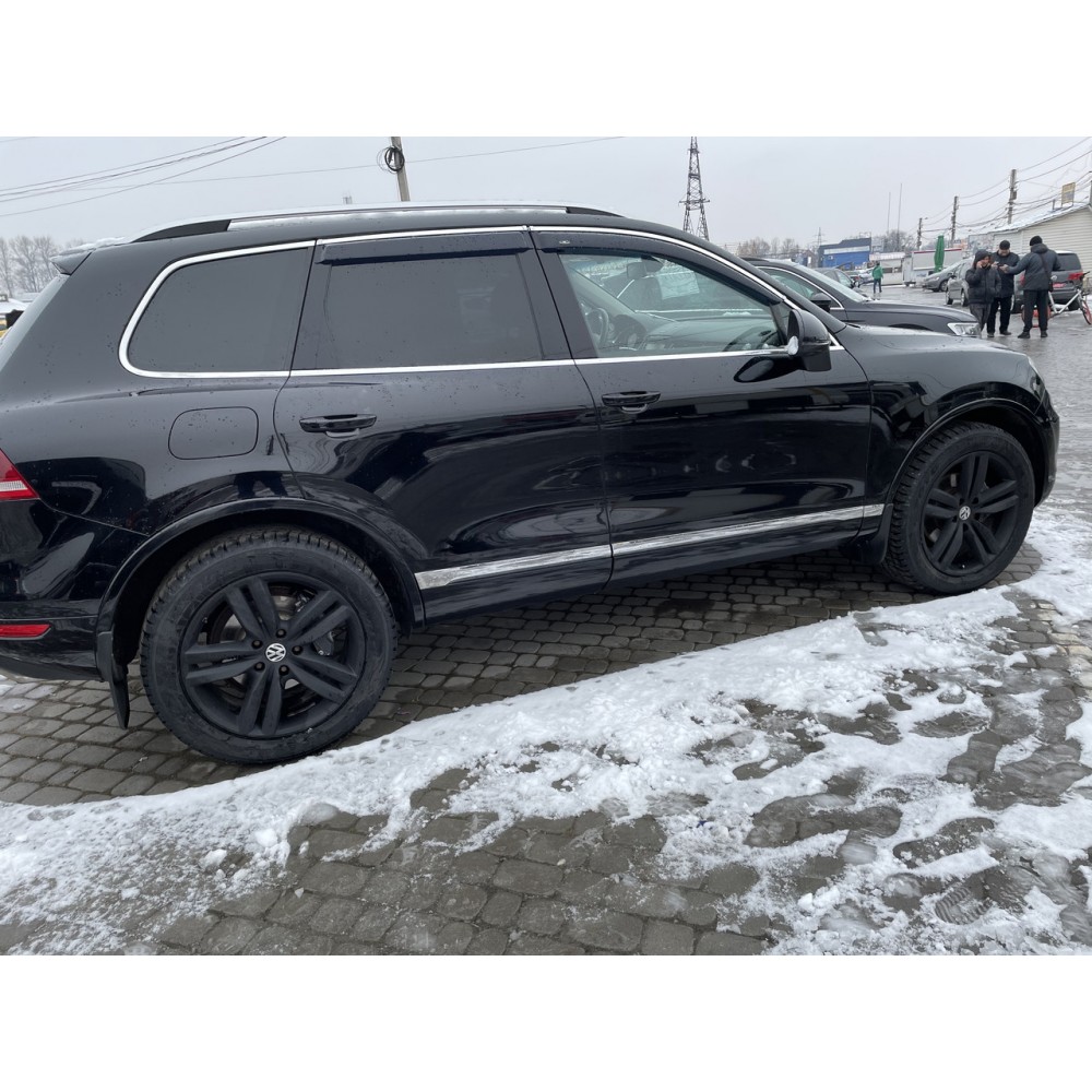 Дефлектори вікон (вітровики) Volkswagen Touareg 2010-2018 зХромМолдінгом HIC