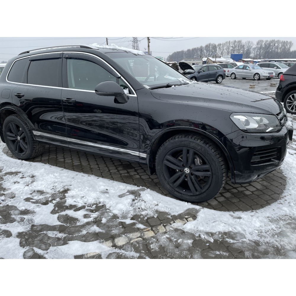 Дефлектори вікон (вітровики) Volkswagen Touareg 2010-2018 зХромМолдінгом HIC
