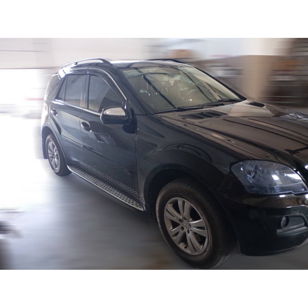 Дефлектори вікон (вітровики) для Mercedes ML-class W-164 2005-2011 з нерж.хром полоскою (HAWK)