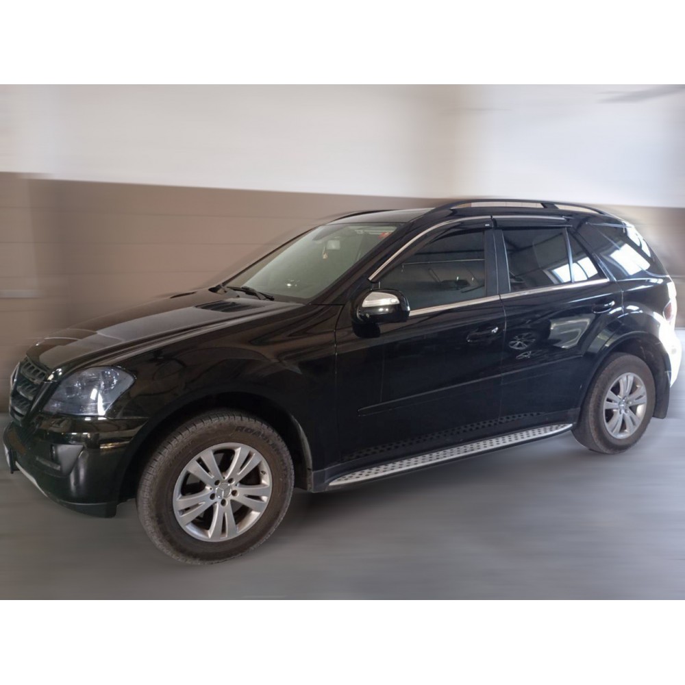 Дефлектори вікон (вітровики) для Mercedes ML-class W-164 2005-2011 з нерж.хром полоскою (HAWK)