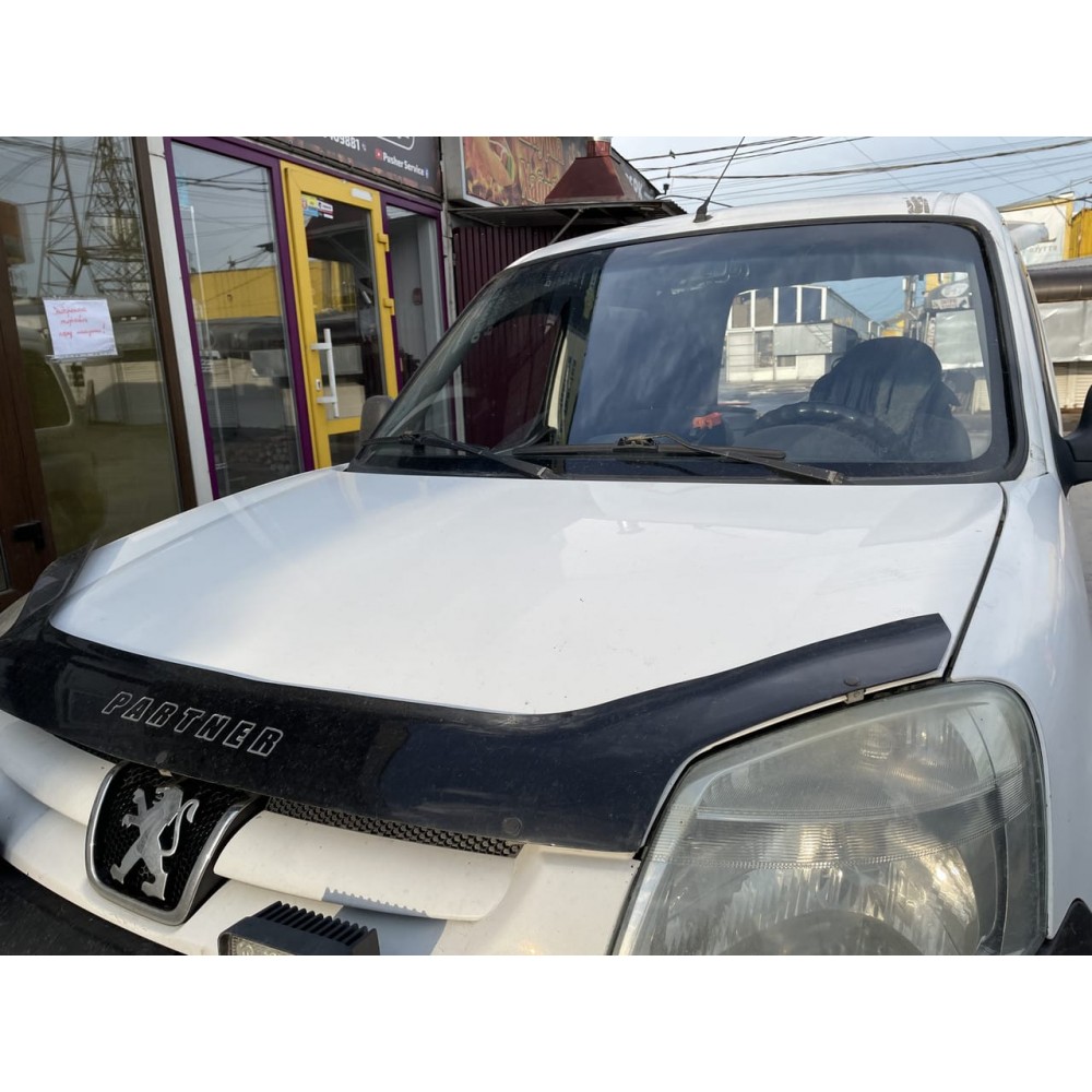 Дефлектор капота (мухобійка) для Peugeot Partner 2002-2008 (ViP)