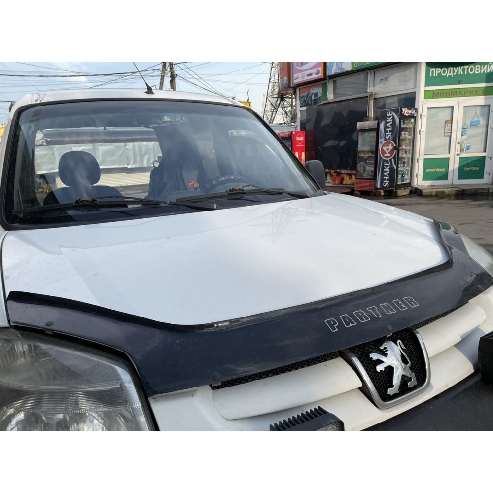 Дефлектор капота (мухобійка) для Peugeot Partner 2002-2008 (ViP)